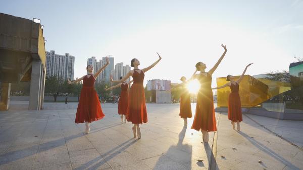 6位舞蹈老师在黄浦江边跳芭蕾，红裙飞舞，祝福祖国