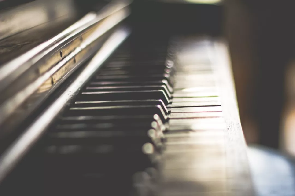 正确运用音阶练习的问题，钢琴延音踏板的运用问题。