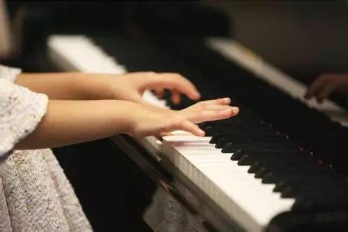 让孩子学钢琴前要准备什么呢？
