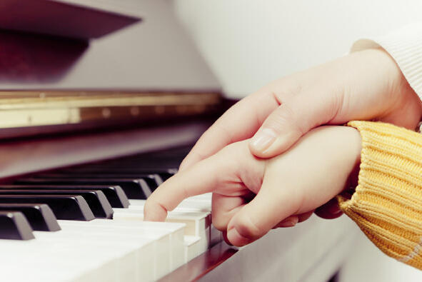 让孩子学习弹钢琴有诸多好处,一起来看下。