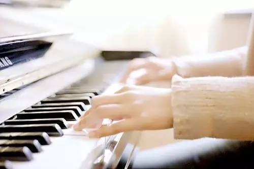钢琴怎样才能弹出好听的音色